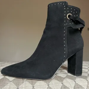 Chelsea &amp; Violet Miley Black Suede Block Heel Ankle Boots w/ Gold Rivets Sz 8.5