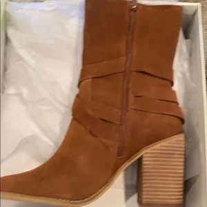 Chelsea &amp; Violet Vicki brown suede boots