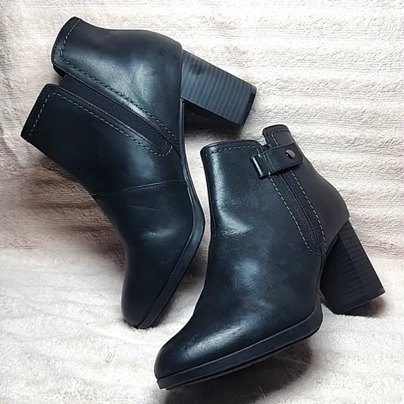 CLARKS BAYLA GLOW FASHION BLACK BOOTS NUBUCK LEATHER LADIES 8.5 NWOB■VELCRO STAP