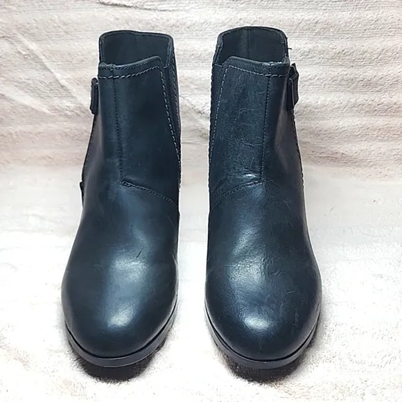 CLARKS BAYLA GLOW FASHION BLACK BOOTS NUBUCK LEATHER LADIES 8.5 NWOB■VELCRO STAP