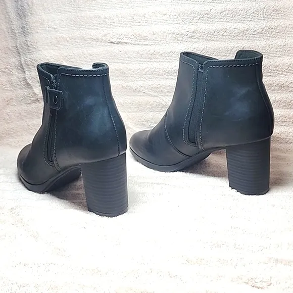 CLARKS BAYLA GLOW FASHION BLACK BOOTS NUBUCK LEATHER LADIES 8.5 NWOB■VELCRO STAP
