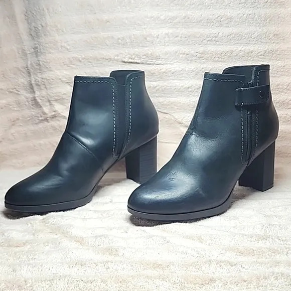 CLARKS BAYLA GLOW FASHION BLACK BOOTS NUBUCK LEATHER LADIES 8.5 NWOB■VELCRO STAP