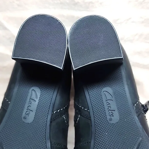 CLARKS BAYLA GLOW FASHION BLACK BOOTS NUBUCK LEATHER LADIES 8.5 NWOB■VELCRO STAP