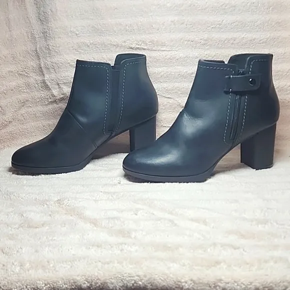 CLARKS BAYLA GLOW FASHION BLACK BOOTS NUBUCK LEATHER LADIES 8.5 NWOB■VELCRO STAP