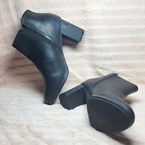 CLARKS BAYLA GLOW FASHION BLACK BOOTS NUBUCK LEATHER LADIES 8.5 NWOB■VELCRO STAP