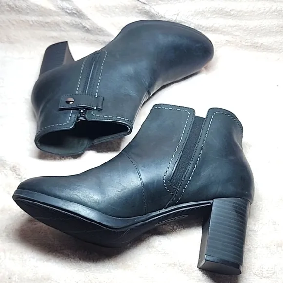 CLARKS BAYLA GLOW FASHION BLACK BOOTS NUBUCK LEATHER LADIES 8.5 NWOB■VELCRO STAP