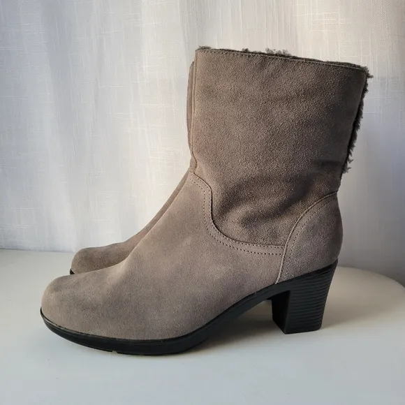 Clarks Bendables women's suede ankle boots size 10 Wide