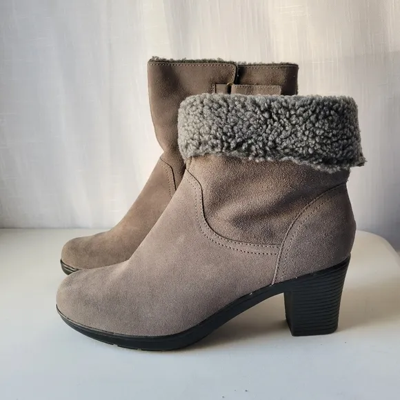 Clarks Bendables women's suede ankle boots size 10 Wide