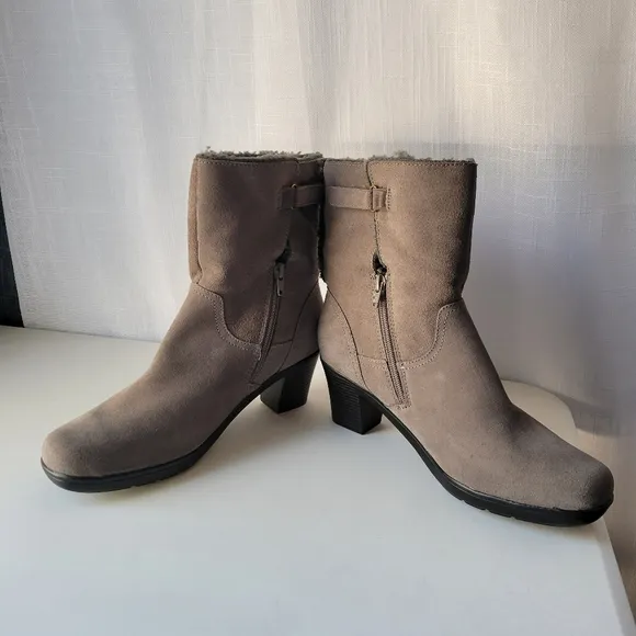 Clarks Bendables women's suede ankle boots size 10 Wide