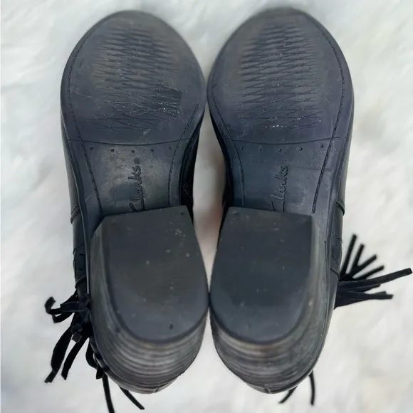 Clarks black leather fringe braided chunky block heel ankle booties boots 7M