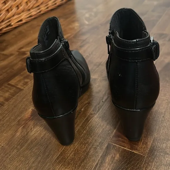 Clarks black leather wedge boots/ booties w/ zipper and buckle accent, 8