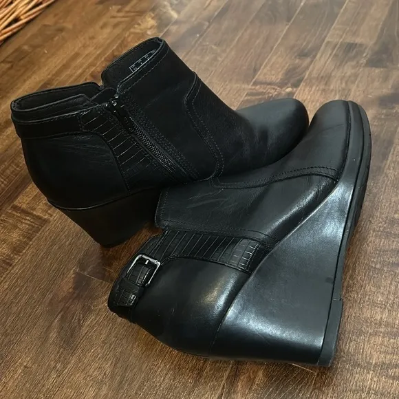 Clarks black leather wedge boots/ booties w/ zipper and buckle accent, 8
