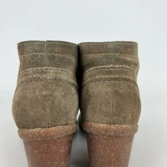 Clarks Carleta Lyon Taupe Suede Chunky Heel Ankle Boots 7