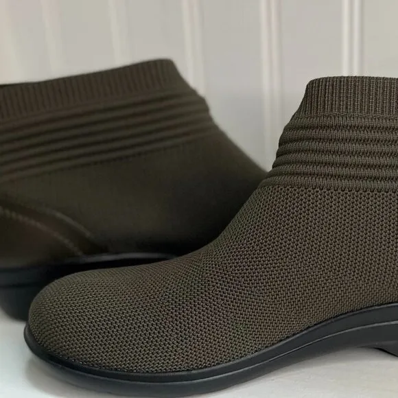 Clark's Dark Olive Sashlyn Ankle Boot - Women Size 8