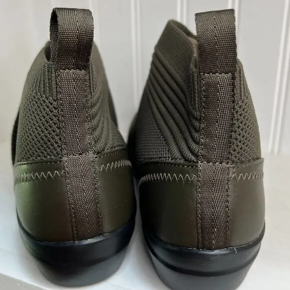 Clark's Dark Olive Sashlyn Ankle Boot - Women Size 8