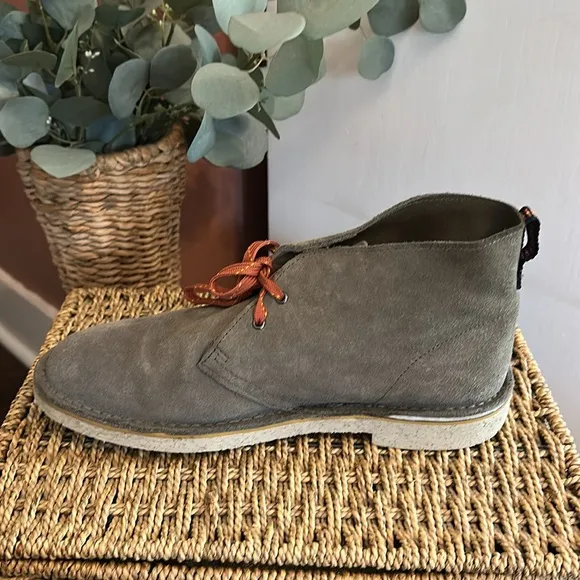 Clarks | Men’s | Bushacre 3 | chukka | olive | suede | lace up | 9 1/2 M | boots