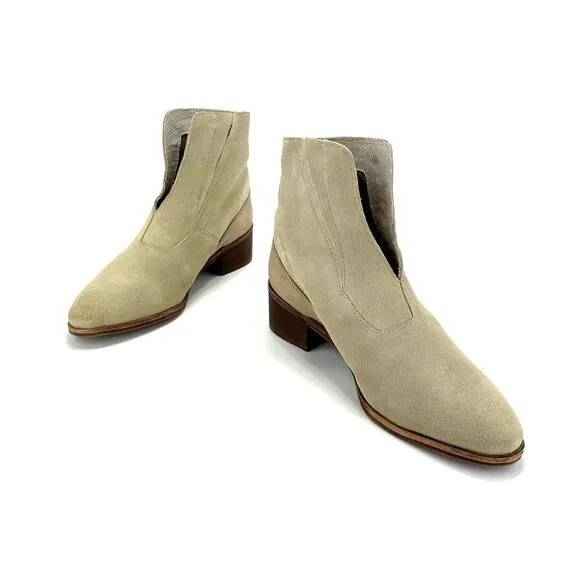 COCONUT By MATISSE “CECILIA” TAN/GRAY LEATHER CHUNKY HEEL NOTCHED FRONT BOOTIE🆕