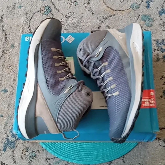 Columbia men's boots-NEW