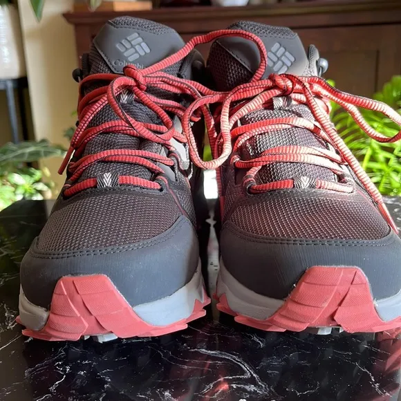 🥾Columbia Peakfreak™ II Mid Outdry™ Women’s Boots-9-Dark Grey/ Coral-NWT