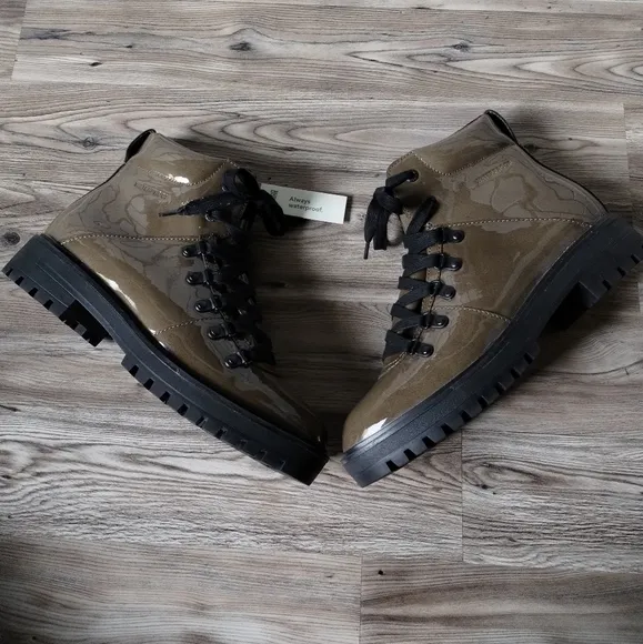Cougar Nash Waterproof Boots Stone Crinkle Patent Women's size 10