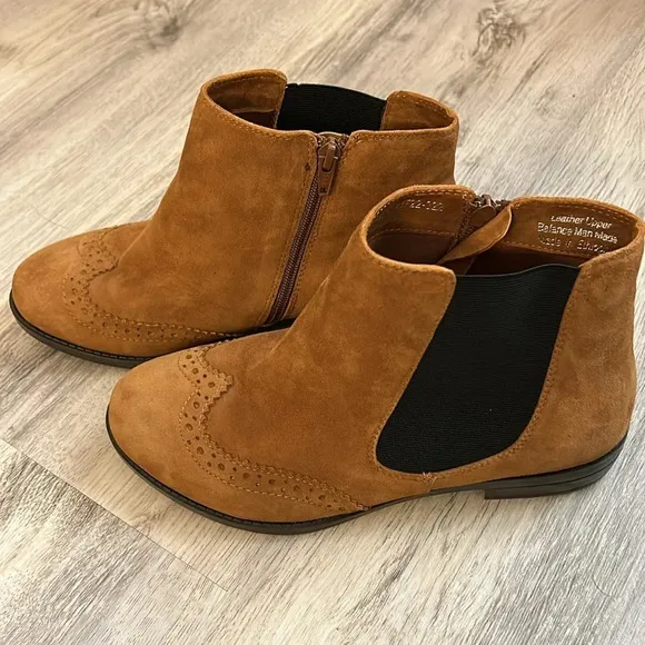 David Tate Women’s (8.5W) Tan Suede Leather Wingtip Ankle Side Zipper Boots