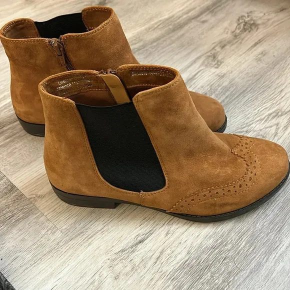 David Tate Women’s (8.5W) Tan Suede Leather Wingtip Ankle Side Zipper Boots
