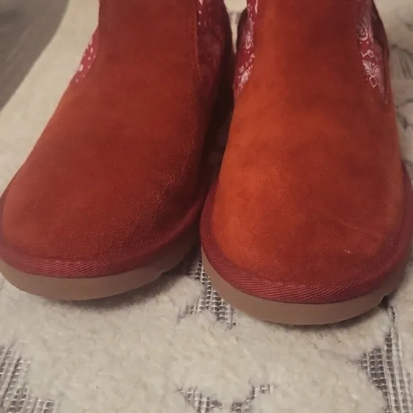 DEAL! UGGS Kaelou Bandana Red suede boots sz 4