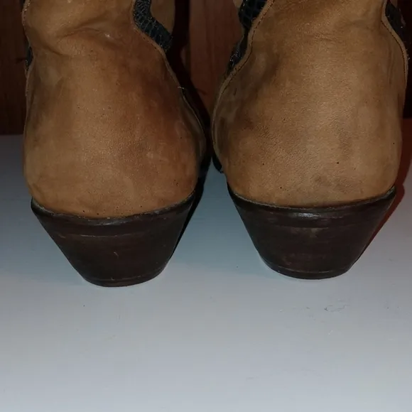 Dingo boots  tan/brown suede snakeskin trim 6.5