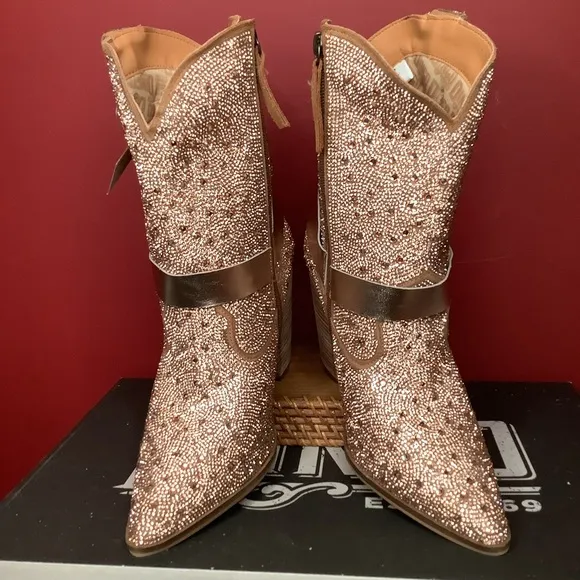 DINGO NWT Crown Jewel Sz10 Rose Gold Sparkly Western Boots 4”Stacked Hee…
