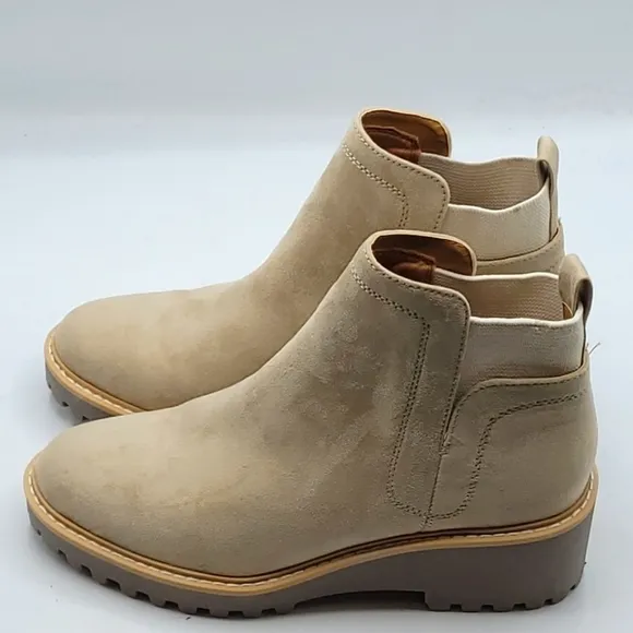 DOLCE VITA RIELLE LUG HIKER SUEDE BOOTS IN TAUPE SIZE 8.