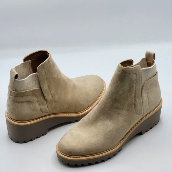 DOLCE VITA RIELLE LUG HIKER SUEDE BOOTS IN TAUPE SIZE 8.