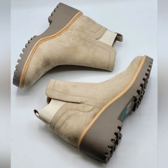 DOLCE VITA RIELLE LUG HIKER SUEDE BOOTS IN TAUPE SIZE 8.