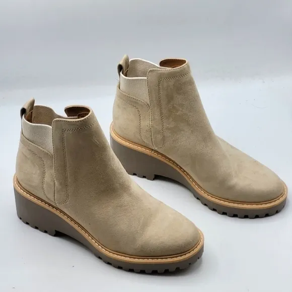 DOLCE VITA RIELLE LUG HIKER SUEDE BOOTS IN TAUPE SIZE 8.