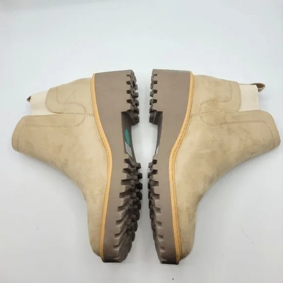 DOLCE VITA RIELLE LUG HIKER SUEDE BOOTS IN TAUPE SIZE 8.