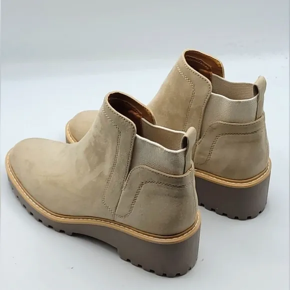 DOLCE VITA RIELLE LUG HIKER SUEDE BOOTS IN TAUPE SIZE 8.