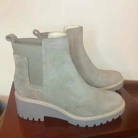Dolce Vita Womens Haily Boot Size 9.5 Taupe Suede Chelsea Chunky Lug Platform
