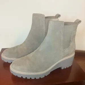 Dolce Vita Womens Haily Boot Size 9.5 Taupe Suede Chelsea Chunky Lug Platform