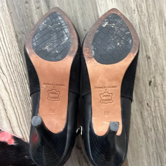 Donald Pliner Suede Ankle Boots Size: 6
