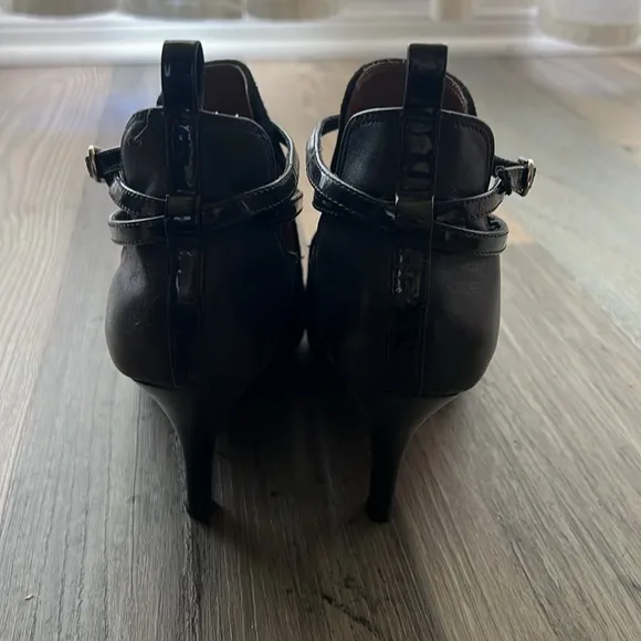 Donald Pliner Suede Ankle Boots Size: 6