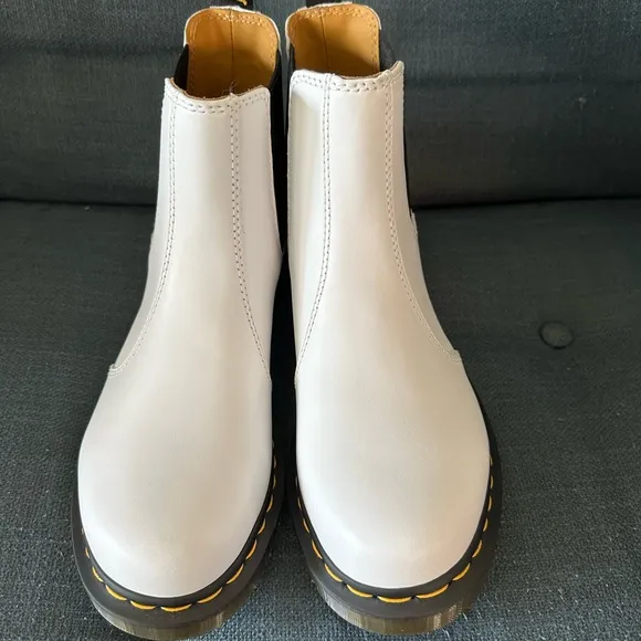 Dr. Doc Martens 2976 Smooth Leather White Chelsea Boots Pull On Bootie NEW