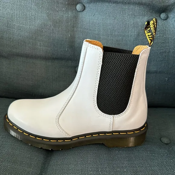 Dr. Doc Martens 2976 Smooth Leather White Chelsea Boots Pull On Bootie NEW