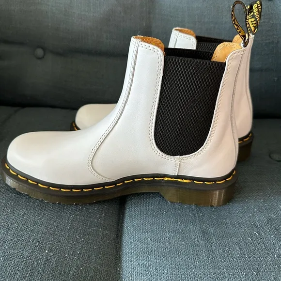 Dr. Doc Martens 2976 Smooth Leather White Chelsea Boots Pull On Bootie NEW