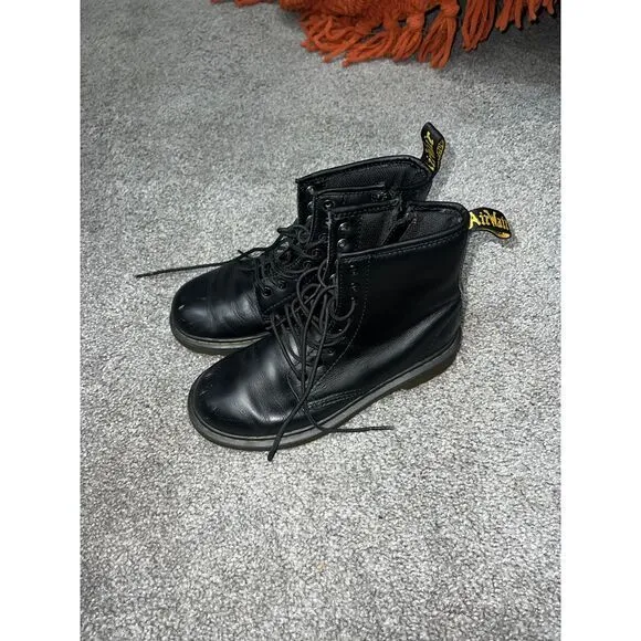 Dr.‎ Martens Leather Combat Boots youth Size 3