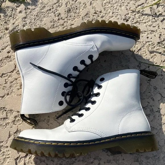 Dr. Martens Luana combat boots size 9 white hipster streetwear bold