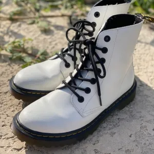 Dr. Martens Luana combat boots size 9 white hipster streetwear bold