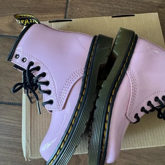 DR. MARTENS Pale Pink Girls lace up combat Leather Boots size 8