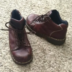 Dr. Martens women's 8542 Leather ankle Y2K 5 eye lace up boots England sz us 9