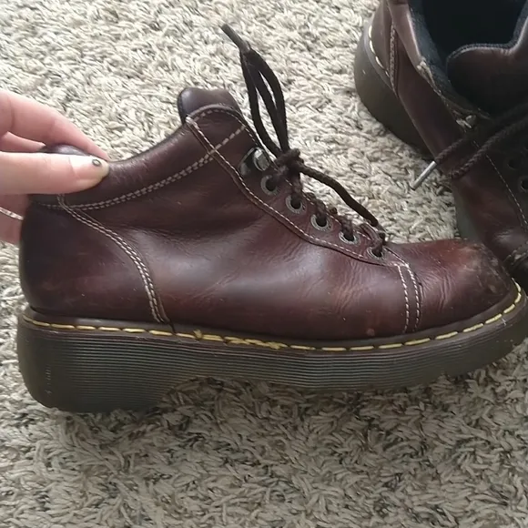 Dr. Martens women's 8542 Leather ankle Y2K 5 eye lace up boots England sz us 9