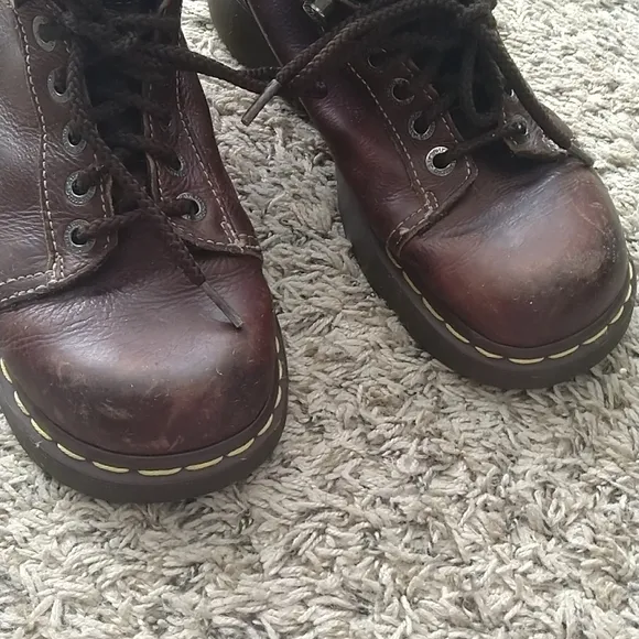 Dr. Martens women's 8542 Leather ankle Y2K 5 eye lace up boots England sz us 9