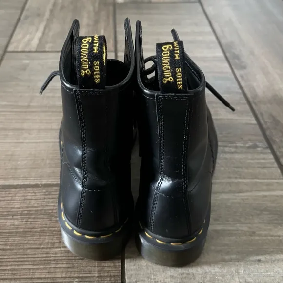 Dr. Martens WOMEN'S SMOOTH LEATHER LACE UP BOOTS size 8